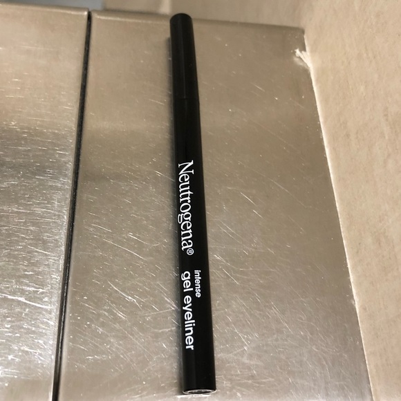 New Neutrogena Intense Gel Eyeliner Jet Black 01 - Picture 4 of 5